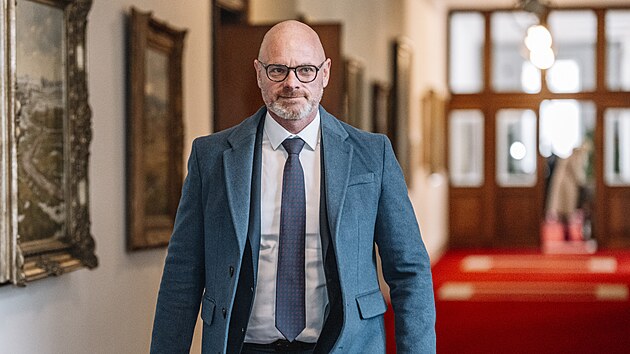 Ve Strakově akademii se se&scaron;la vl&aacute;da. Ta mimo jin&eacute; projedn&aacute; n&aacute;vrh z&aacute;kona o odčerp&aacute;n&iacute; podezřel&eacute;ho majetku nebo n&aacute;vrh novely z&aacute;kona o mezin&aacute;rodn&iacute; spolupr&aacute;ci při spr&aacute;vě dan&iacute;. Na sn&iacute;mku ministr &scaron;kolstv&iacute; Robert Plaga. (2. &uacute;nora 2026)