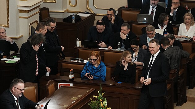 Pokračuje mimořádná schůze Sněmovny k hlasování o nedůvěře vládě premiéra Andreje Babiše. (4. února 2026)