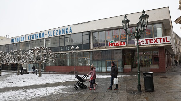 Nová historie Horního náměstí v Opavě se začala psát 9. února 2026 v 11.00 hodin. Začala tam totiž první etapa demolice Slezanky – v úseku od stávajícího vstupu po průchod u kostela. Srovnaná se zemí má být v dubnu. Na místě vyrostou nové bytové domy, podzemní parkoviště a velkokapacitní sál pro kulturu i společenské akce.