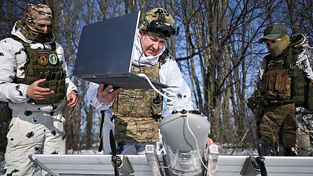 Ruští vojáci se na frontě u ukrajinského města Sumy připravují na vypuštění útočného dronu Molnija. (3. února 2026)