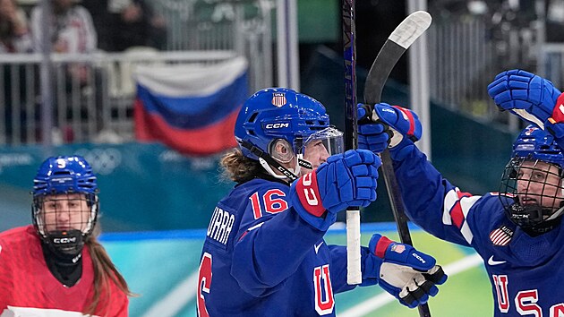 Ruská vlajka v pozadí hokejistek Česka a USA.