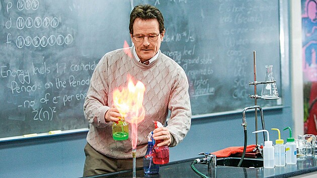 Americk&yacute; herec Bryan Cranston v seri&aacute;lu Pern&iacute;kov&yacute; t&aacute;ta (v anglick&eacute;m origin&aacute;le Breaking Bad), kter&yacute; byl tak &uacute;spě&scaron;n&yacute;, že během pěti let vzniklo pět řad dohromady s 62 d&iacute;ly.
Představitel hlavn&iacute;ho hrdiny dostal Zlat&yacute; gl&oacute;bus, stejně tak i seri&aacute;l jako celek.