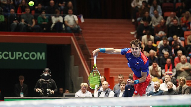 Petr Nouza podává při daviscupovém utkání se Švédskem.
