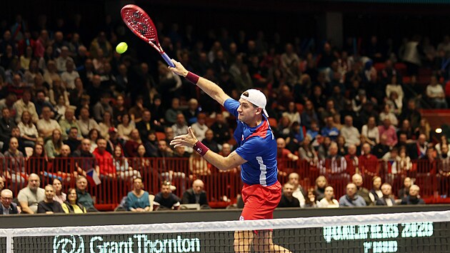 Patrik Rikl smečuje v daviscupovém utkání se Švédskem.