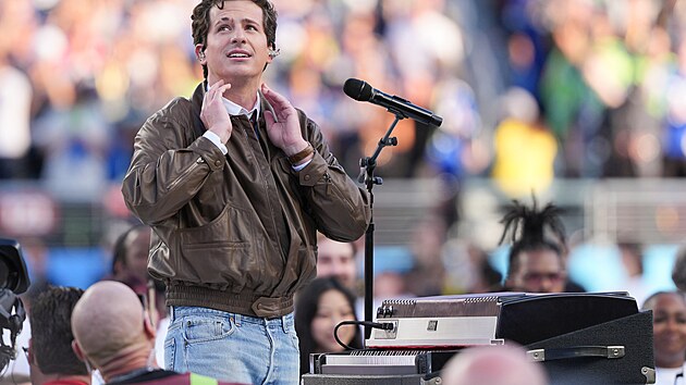 Hudebník Charlie Puth na Super Bowlu (9. února 2026)