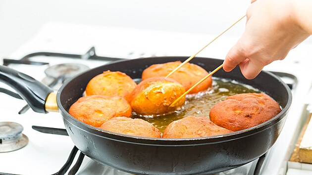 Koblihy musí při smažení v oleji doslova plavat. Zapomeňte na vaření bez tuku!