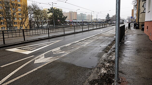 Cyklisté se na Palackého třídě v Brně mísili s auty, proto dostali ochranu v podobě svého pruhu i se šrafováním.