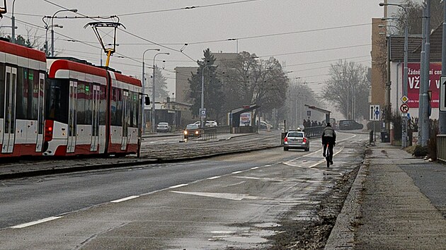 Cyklisté se na Palackého třídě v Brně mísili s auty, proto dostali ochranu v podobě svého pruhu i se šrafováním.