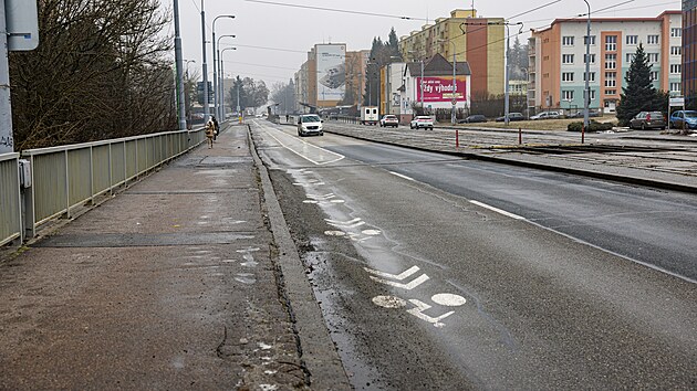 Cyklisté se na Palackého třídě v Brně mísili s auty, proto dostali ochranu v podobě svého pruhu i se šrafováním.