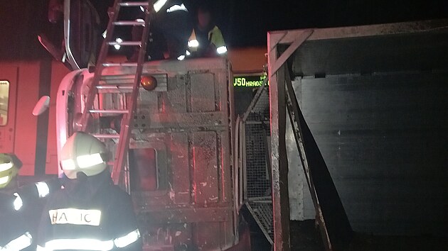 Nehoda nákladního vozidla s vlakem v obci Železnice (5. února 2026)