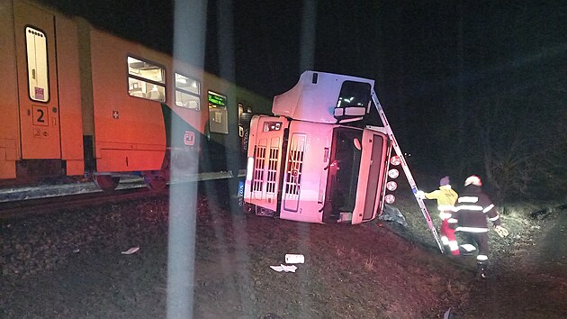 Nehoda nákladního vozidla s vlakem v obci Železnice (5. února 2026)