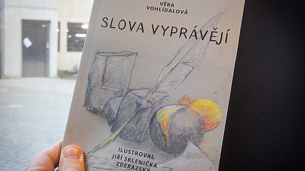 Knihu Slova vyprávějí napsala bývalá dlouholetá ředitelka liberecké knihovny Věra Vohlídalová.