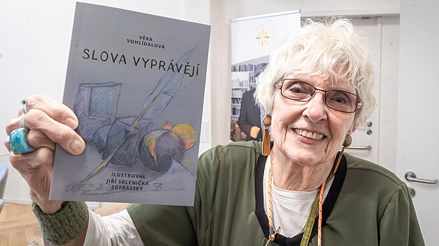Knihu Slova vyprávějí napsala bývalá dlouholetá ředitelka liberecké knihovny Věra Vohlídalová.