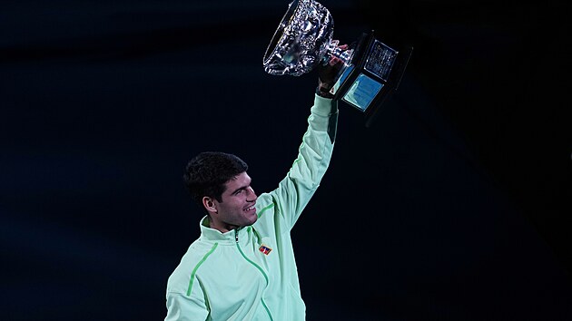 Carlos Alcaraz s trofejí pro vítěze Australian Open.