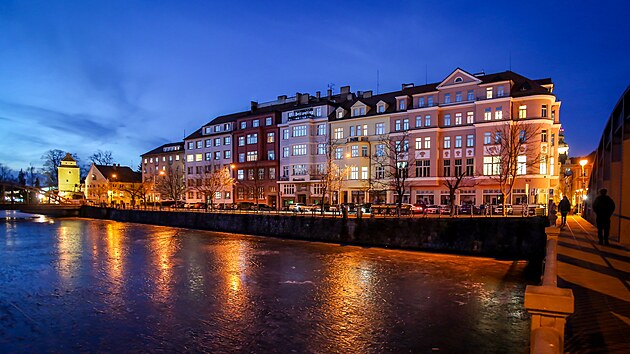 Českobudějovické Zátkovo nábřeží u řeky Malše brzy projde celkovou rekonstrukcí a zklidněním dopravy. V nárožním domě by zase měla být kavárna Savoy. (4. února 2026)