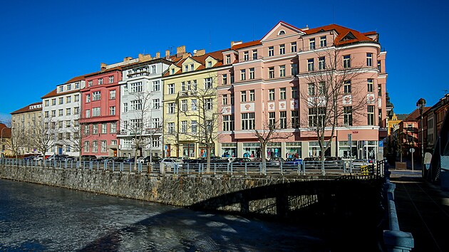 Českobudějovické Zátkovo nábřeží u řeky Malše brzy projde celkovou rekonstrukcí a zklidněním dopravy. V nárožním domě by zase měla být kavárna Savoy. (4. února 2026)