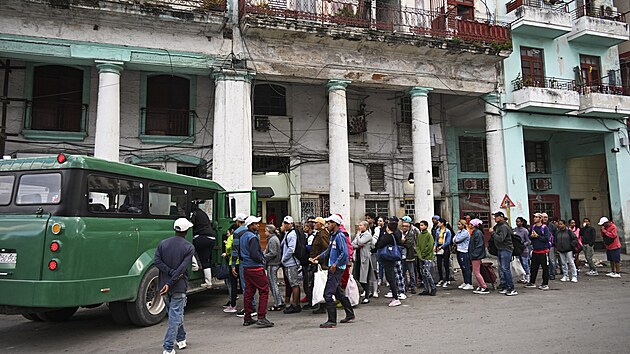 Lidé čekající ve frontě na autobus v ulicích Havany (6. února 2026)