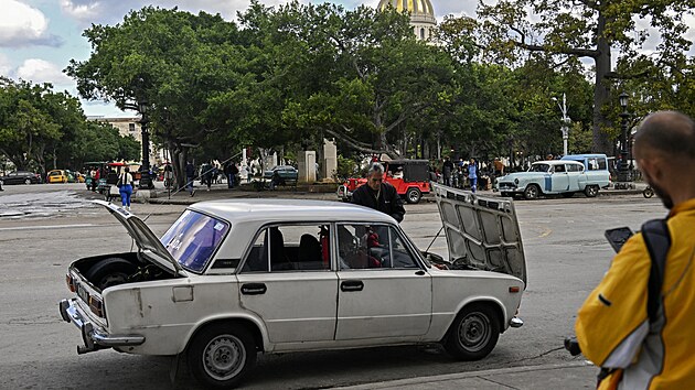 Muž opravující auto v ulicích Havany (6. února 2026)