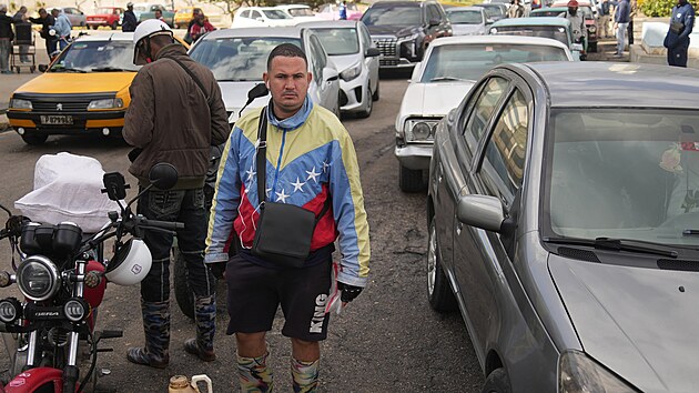 Muž čekající ve frontě na benzín v Havaně. (6. února 2026)