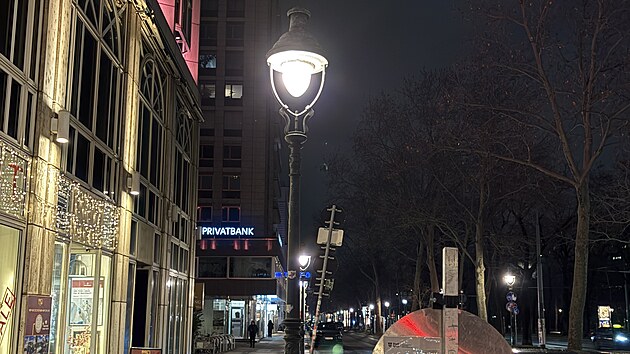 Osvětlení v centru historické Vídně. Dominující teplota 3000K, velmi málo frekventované uličky 2700 K.