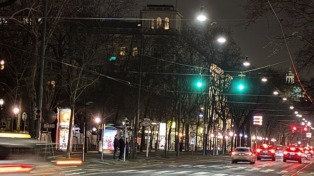 Osvětlení v centru historické Vídně. Dominující teplota 3000K, velmi málo frekventované uličky 2700 K.