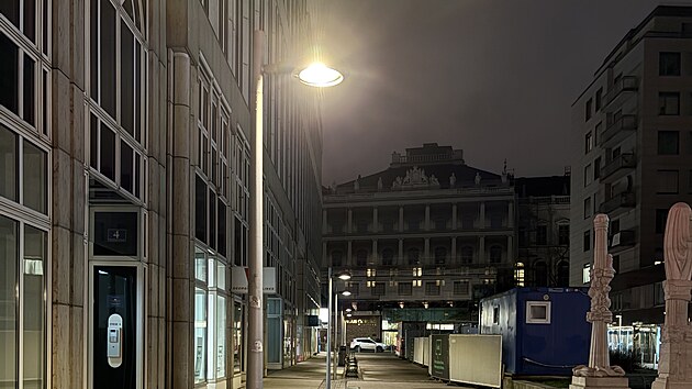 Osvětlení v centru historické Vídně. Dominující teplota 3000K, velmi málo frekventované uličky 2700 K.