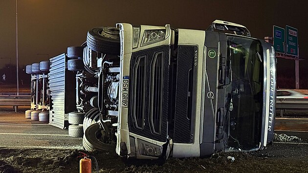 Havarovaný kamion na 10. kilometru D1 směrem na Prahu zablokoval oba jízdní pruhy (6. února 2026)