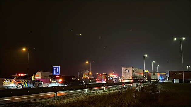 Havarovaný kamion na 10. kilometru D1 směrem na Prahu zablokoval oba jízdní pruhy (6. února 2026)