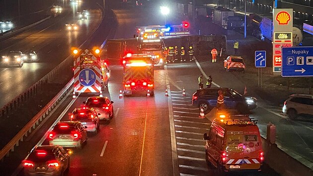 Havarovaný kamion na 10. kilometru D1 směrem na Prahu zablokoval oba jízdní pruhy (6. února 2026)