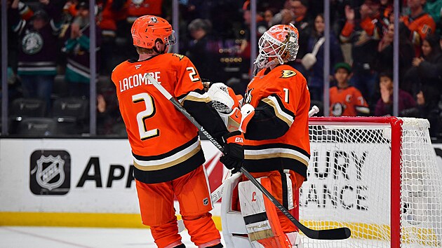 Lukáš Dostál a Jackson LaCombe (2) slaví výhru Anaheim Ducks.