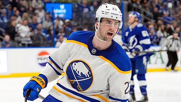 Mattias Samuelsson (23) z Buffalo Sabres slaví gól.