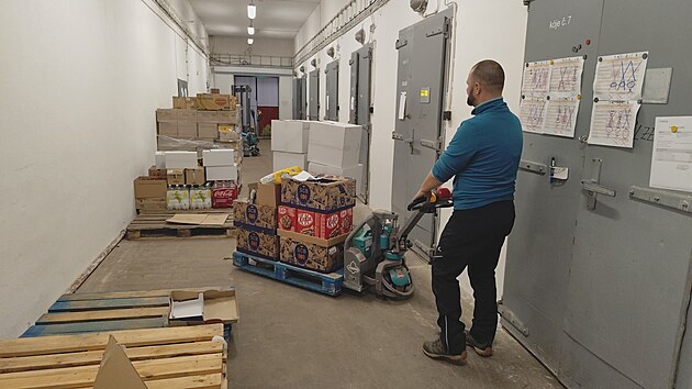 Potravinová banka v Hradci Králové sídlí v bývalém skladu zeleniny.