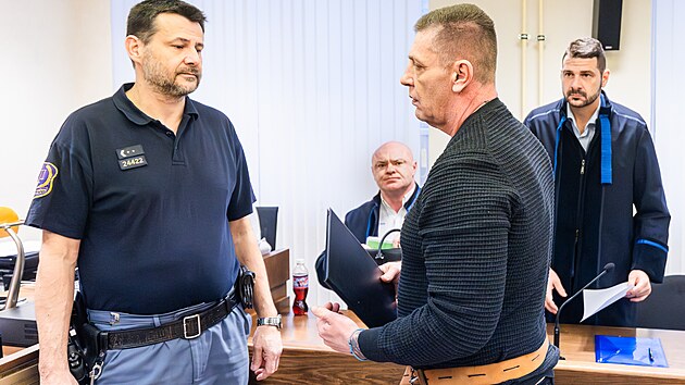 Dvojice mužů se u hradeckého krajského soudu zodpovídá z obchodování s lidmi (2. únoru 2026).