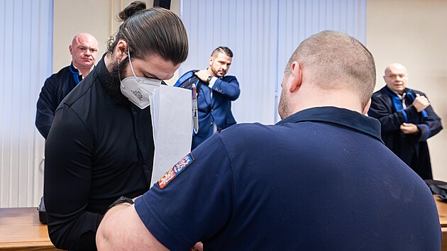 Dvojice mužů se u hradeckého krajského soudu zodpovídá z obchodování s lidmi (2. únoru 2026).