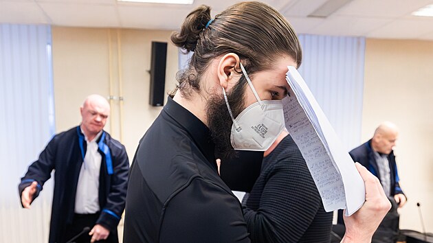 Dvojice mužů se u hradeckého krajského soudu zodpovídá z obchodování s lidmi (2. únoru 2026).