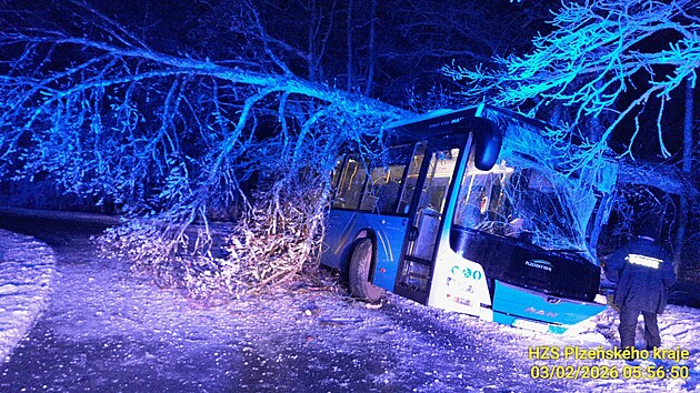 U obce Zahrádka nedaleko Všerub na Plzeňsku havaroval autobus. (3. února 2026)