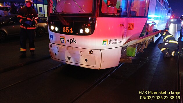 V plzeňských Slovanech se ve čtvrtek v noci střetla tramvaj s chodkyní. Žena skončila pod soupravou. (5. února 2026)