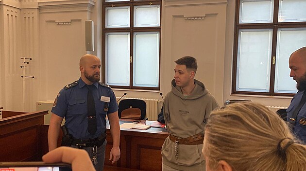 Sedmadvacetiletý Adam Chmura u Krajského soudu v Plzni. Recidivista loni v červnu pobodal v Sušici náhodného muže. (9 února 2026)