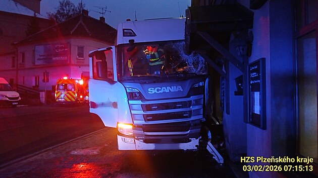 Kamion najel ve Stodě na Plzeňsku do domu. Řidiče se zřejmě během jízdy udělalo špatně. (3. února 2026)