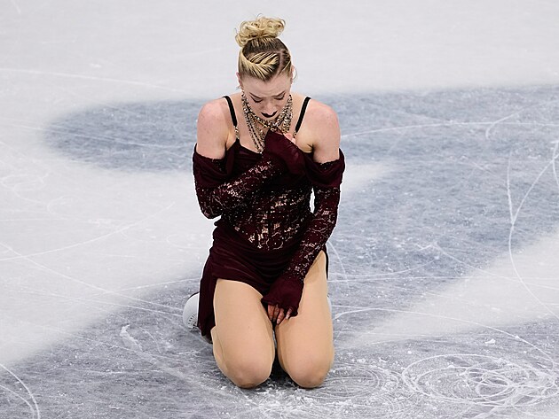 Amber Glennová smutní poté, co chybovala v krátkém programu krasobruslařek.