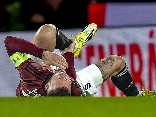 Sparťanský kapitán Lukáš Haraslín se drží za bolavý kotník v zápase s Hradcem...