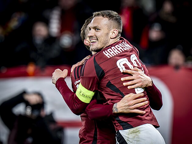 Sparťanský kapitán Lukáš Haraslín slaví trefu proti Hradci Králové.