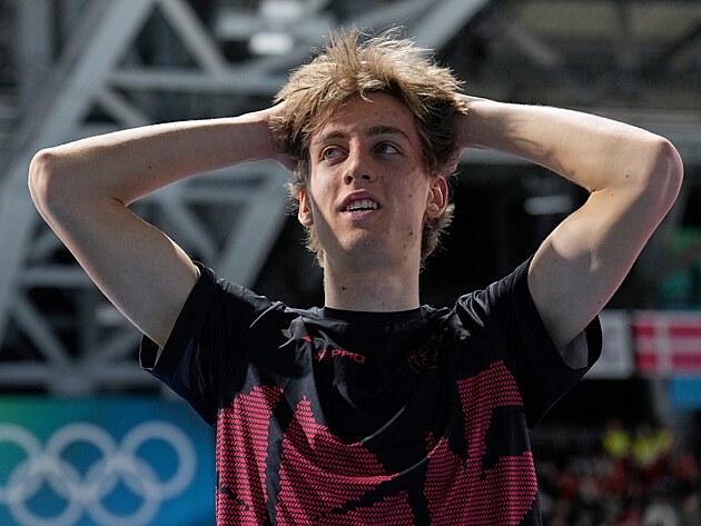 Rychlobruslař Metoděj Jílek oslavuje zlatou medaili na trati 10 000 metrů. (13....