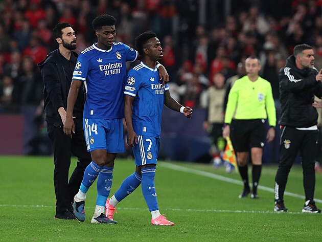 Křídelník Realu Madrid Vinícius Júnior (vpravo) opouští trávník poté, co si v...