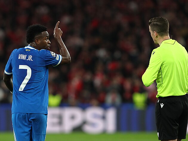 Křídelník Realu Madrid Vinícius Júnior si v utkání s Benfikou stěžuje...