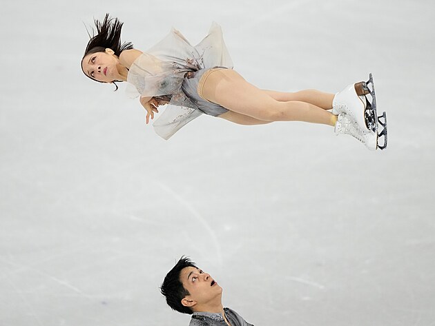 Riku Miuraová a Rjuiči Kihara z Japonska soutěží během volných jízd v...