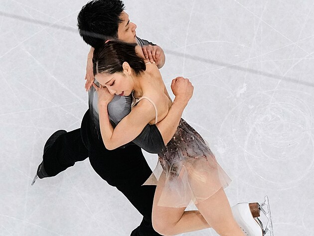 Riku Miuraová a Rjuiči Kihara z Japonska soutěží během volných jízd v...