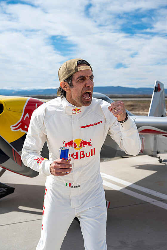 Italský pilot Dario Costa uskutečnil první přistání a vzlet z jedoucího...