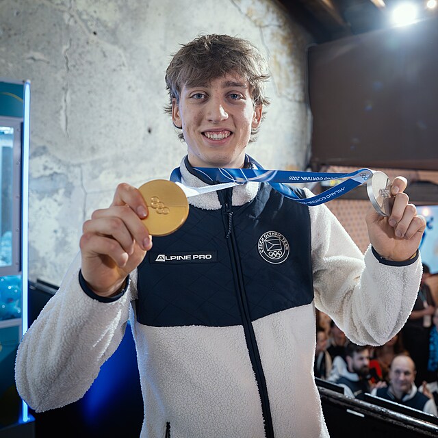 Rychlobruslař Metoděj Jílek oslavuje olympijské vítězství v Českém domě v italském Miláně. (13. února 2026)