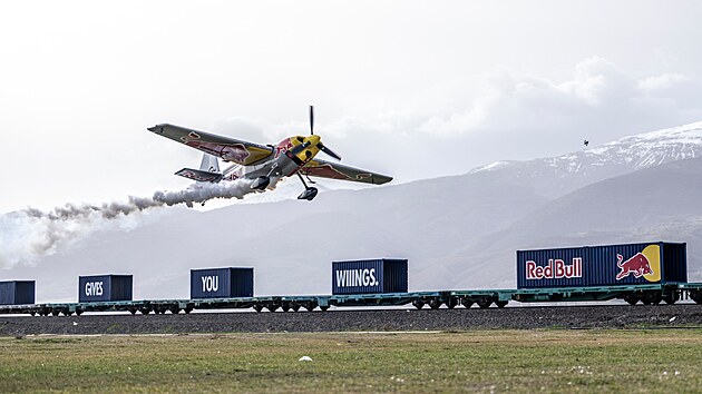 Italský pilot Dario Costa uskutečnil první přistání a vzlet z jedoucího nákladního vlaku v Afyonkarahisaru v Turecku. 15. února 2026